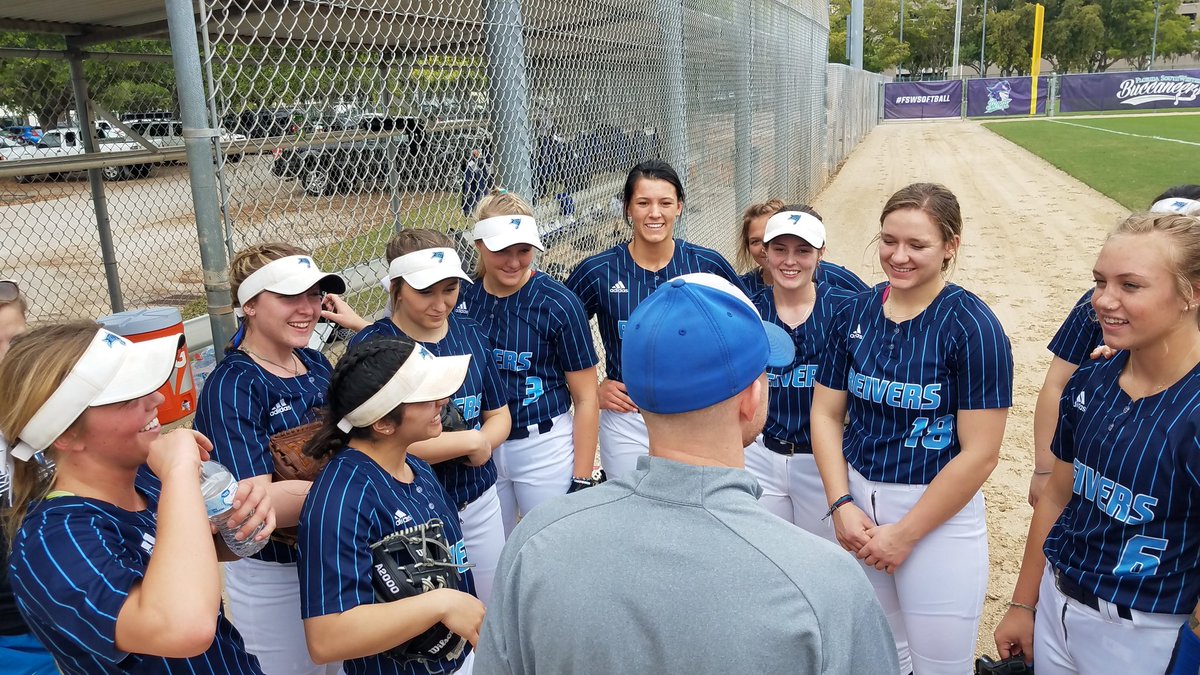 ReiverSoftball's tweet photo. When Coach runs some new 'dad' jokes by you & you want his confidence to be bolstered ...
#EveryoneLaughs https://t.co/KlMc6MDe2p