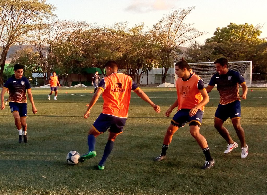 OCELOTES_UNACH's tweet photo. #MisOcelotes iniciaron la semana con trabajo regenerativo en la cancha "Salvador Cabañas"
#SomosOcelotes
#EspírituUnach 
🏟️⚽🐆💪 https://t.co/FlVJiRTOJt