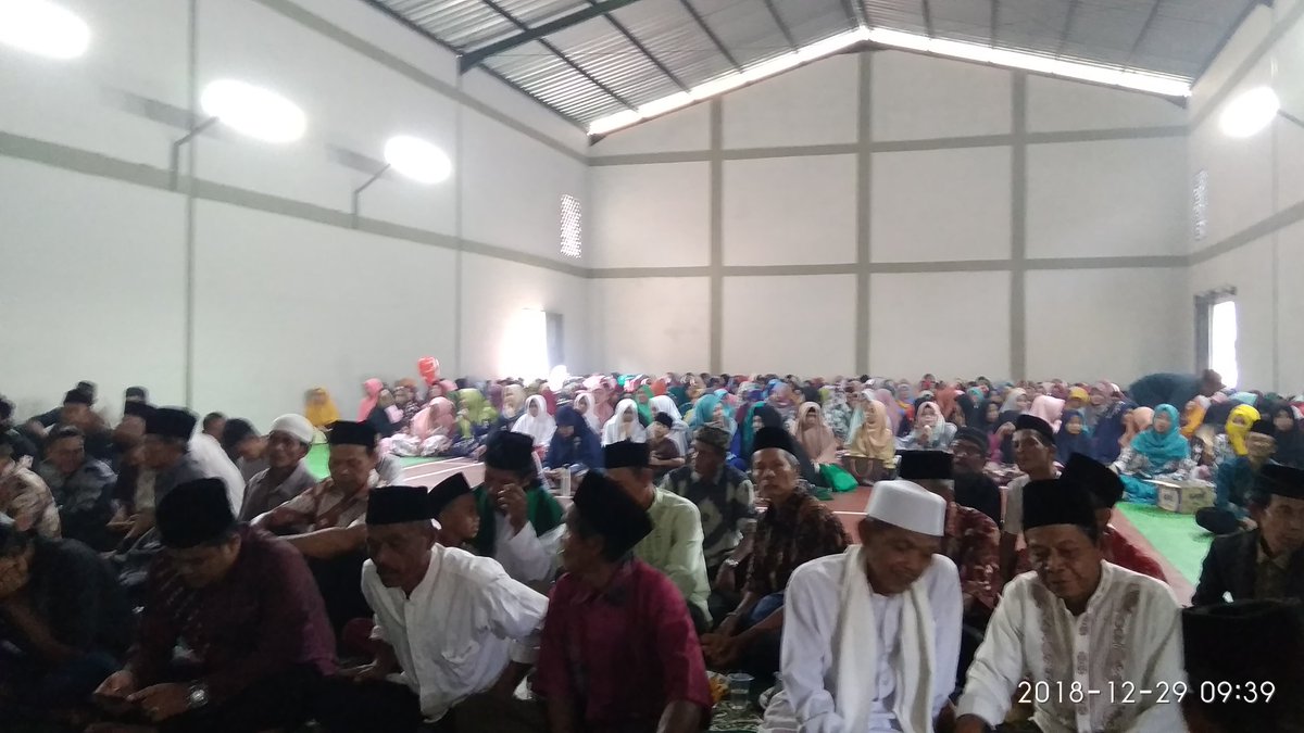 ApipMustari2's tweet photo. @Ferdinand_Haean @jokowi Bukan hanya Jalan Desa yg dibangun tapi Gedung Serbaguna pun dibangun Oleh Dana Desa berkah Bapak Jokowi nih dibawah potonya,, https://t.co/LyQX6OOOIp