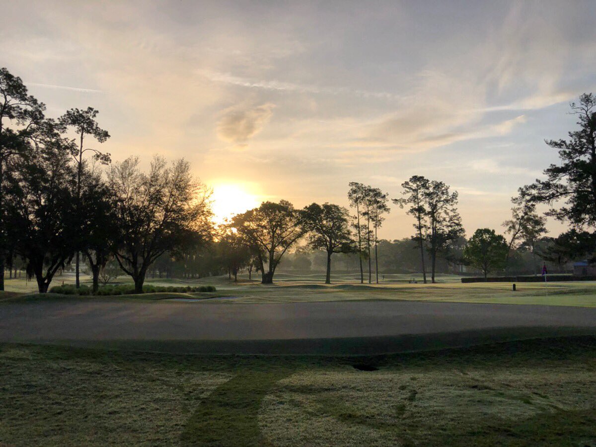 MMgreenthumb's tweet photo. It’s becoming a thing, first sunrise @MBGCatUF Having golfers on the course will take some getting use to #closedgolfcourse to #steadyplay https://t.co/qUwJ6Yq0lh
