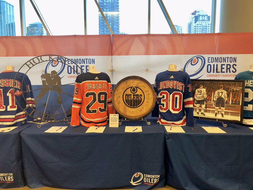 SpectrumAuth's tweet image. What a great start to the week at @RogersPlace as we cheer on the @EdmontonOilers as they fight their way to victory against the @NYRangers 💪🏼💪🏼 Stop by our auction tables to see what we got out tonight 🔥 @Oil_Foundation @burgundyoak #LetsGoOilers #YEG #oilcountry