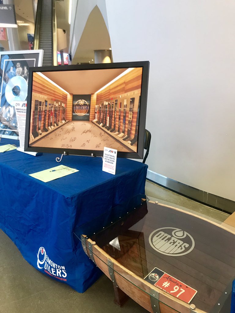 SpectrumAuth's tweet image. What a great start to the week at @RogersPlace as we cheer on the @EdmontonOilers as they fight their way to victory against the @NYRangers 💪🏼💪🏼 Stop by our auction tables to see what we got out tonight 🔥 @Oil_Foundation @burgundyoak #LetsGoOilers #YEG #oilcountry