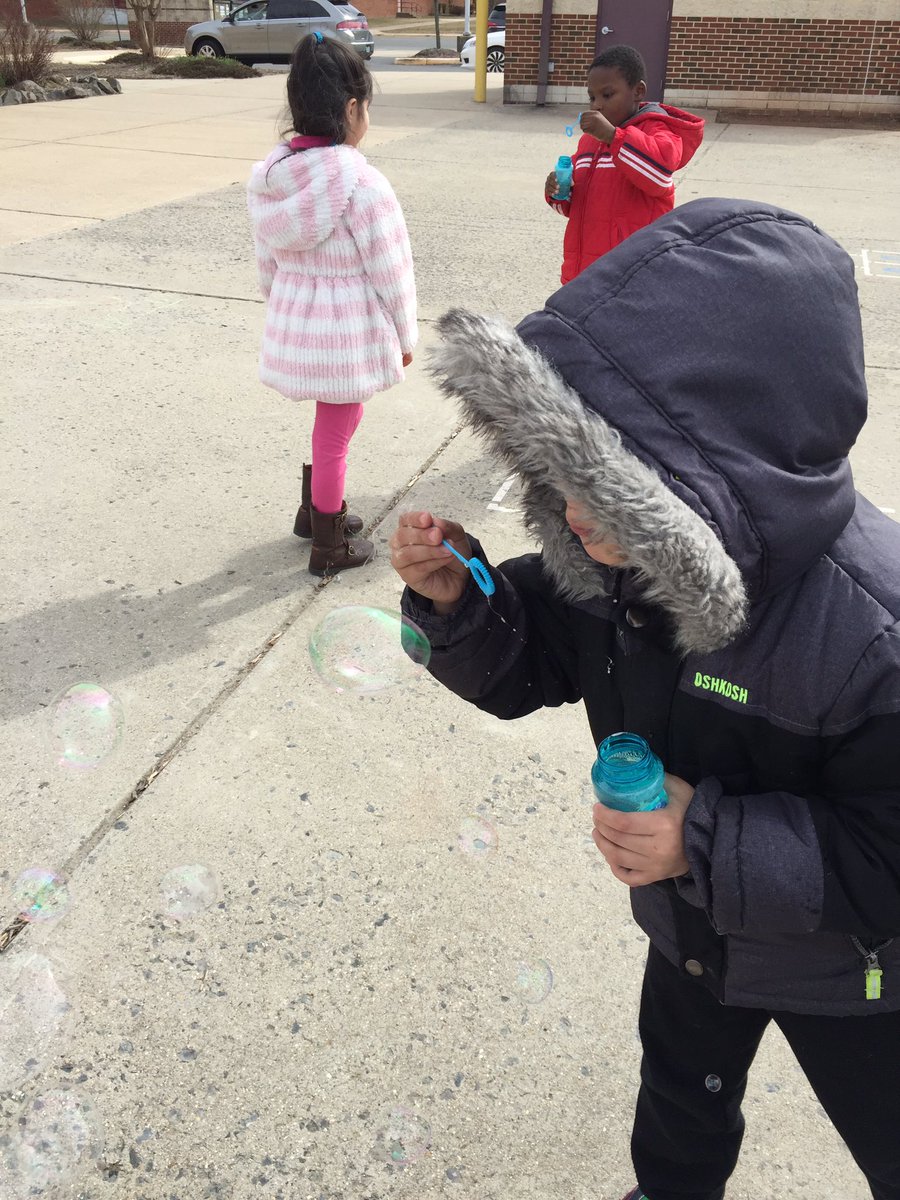 BeachHughesrx's tweet photo. Our class is having fun learning about matter! Today we explored gas! @BeachHughesrx @EllisSoars https://t.co/mSQ6vXQGUA
