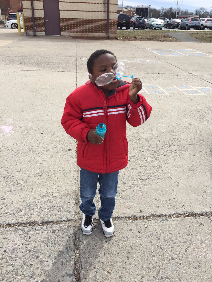 BeachHughesrx's tweet photo. Our class is having fun learning about matter! Today we explored gas! @BeachHughesrx @EllisSoars https://t.co/mSQ6vXQGUA