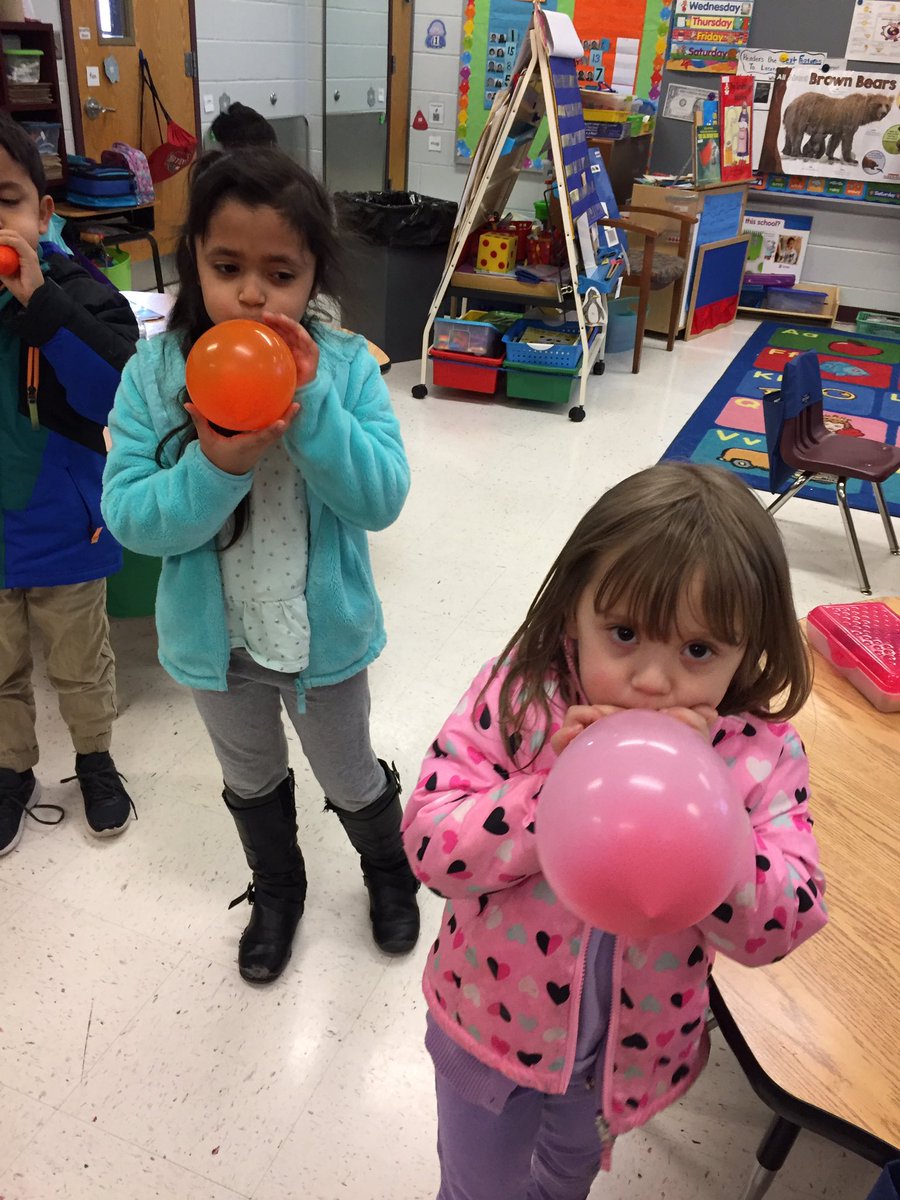 BeachHughesrx's tweet photo. Our class is having fun learning about matter! Today we explored gas! @BeachHughesrx @EllisSoars https://t.co/mSQ6vXQGUA