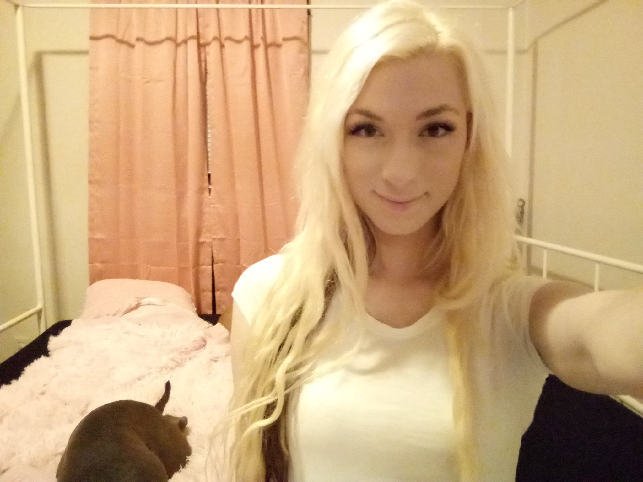 Hi twitter. Just reminding my fans out there on this planet and the next, I love you. Thank you for being there for me always. https://t.co/ZOVYXBzI07