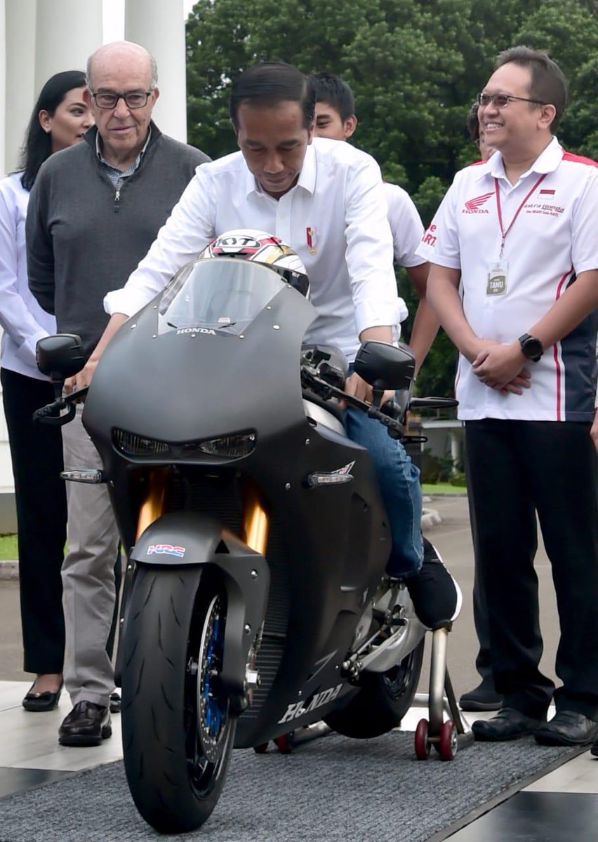 Indonesia siap menjadi tuan rumah balap motor MotoGP 2021 di sirkuit jalanan kawasan wisata Mandalika, NTB. Kesiapan kita itu saya sampaikan kepada Carmelo Ezpeleta, bos Dorna, penyelenggara MotoGP, yang datang ke Istana Bogor, kemarin. 

Sirkuit Mandalika segera kita bangun.