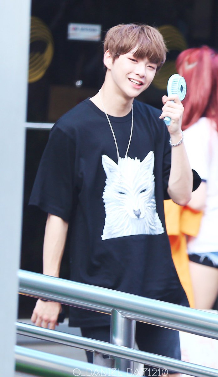 Riz_Dani1210's tweet photo. 강다니엘 다리길이
강다니엘 입동굴
강다니엘 비율
강다니엘 직캠
강다니엘 브이라인
강다니엘 어깨
강다니엘 눈웃음
강다니엘 눈밑점
���다니엘 기부
강다니엘 입술
#BeYourselfDaniel 
#ForeverWithDaniel 
#강다니엘_응원해 
#강다니엘_���중해 https://t.co/Y64K0Tm0YF