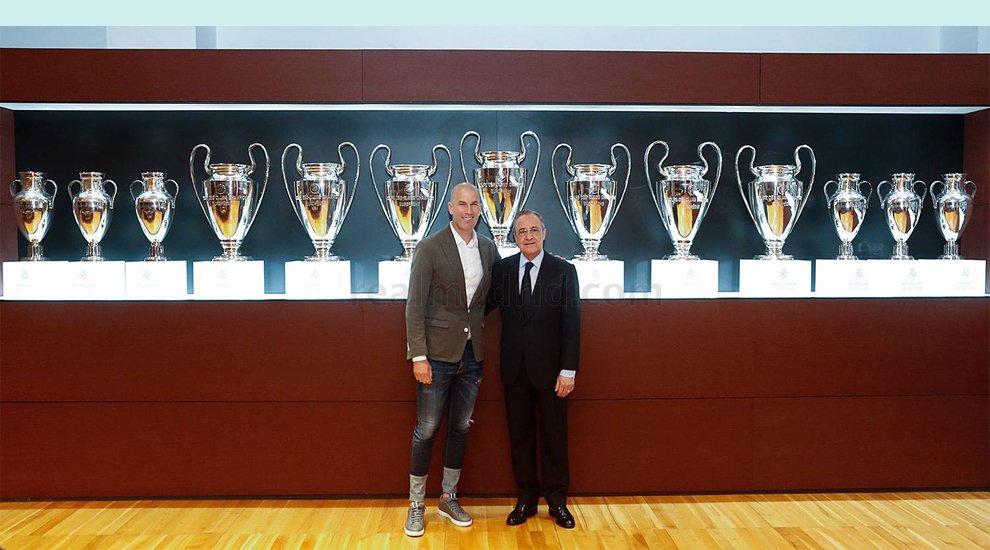 MK1PY's tweet photo. El francés Zinedine Zidane regresa como entrenador del Real Madrid 284 días después de aquella inesperada despedida en la sala de prensa del Santiago Bernabéu.

¿Crees que volverá a tener un ciclo exitoso?

🔃RT: Sí.

❤MG: No.

#MK1PY | #MarketingDeportivo | #Zizou https://t.co/XorXePFgTl