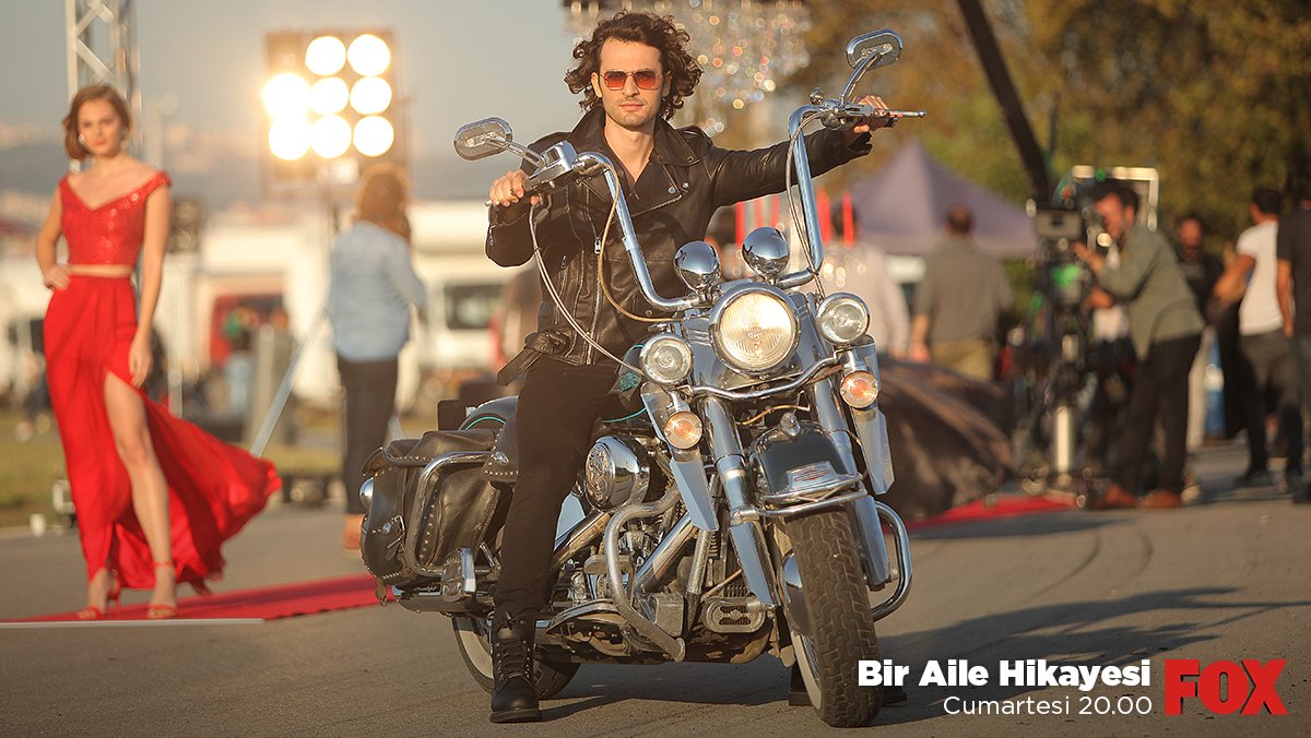 Yapımcısını ikna edemeyen Berk'in film setinde çıldırdığı o anlar bir kez daha izlemek isteyenler için burada! 💫 #BirAileHikayesi foxplay.com.tr/Bir-Aile-Hikay…