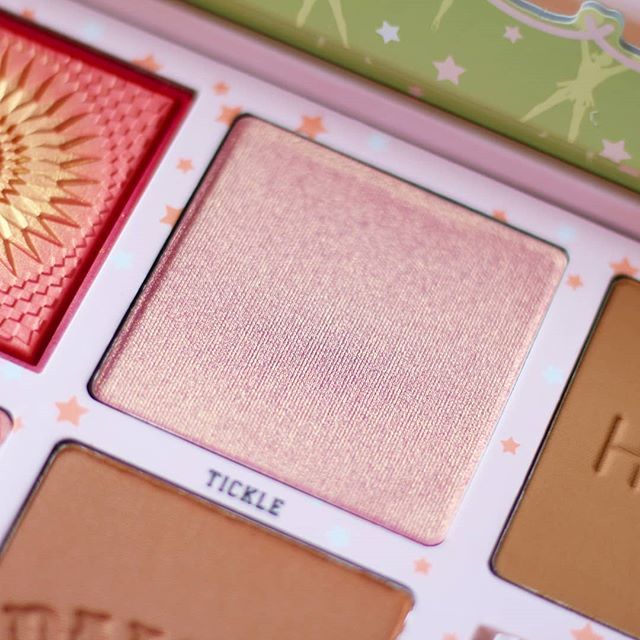 daphnes_BL's tweet image. He intentado captar el duocromo que tiene el iluminador Tickle de la nueva paleta #Cheekleaders #PinkSquad de @benefitspain pero sin duda es mil veces más bonito en persona. Si tenéis la posibilidad, id a verlo y toquetearlo, porque es... 😍😍 ift.tt/2TGfdKx