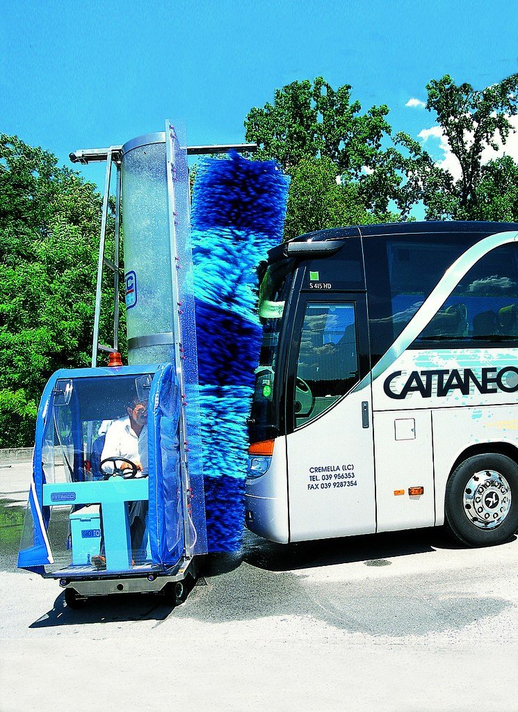 Bitimec's tweet photo. BITIMEC Wash-Bots can be seen negotiating the front of a coach bus. Between mirrors and windshield inclination the operator can still produce a quick wash.
#Bitmec #Charterbus https://t.co/mP93H9IqT3