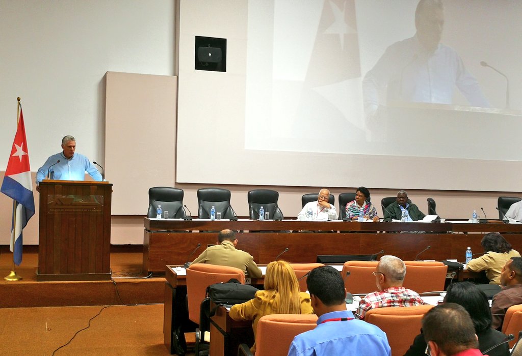 PresidenciaCuba's tweet photo. El Presidente @DiazCanelB clausura la primera jornada de intercambio con los Presidentes del Gobierno en las provincias y municipios de #Cuba "defender el concepto de una gestión  de gobierno más eficiente que podamos construir entre todos" @AsambleaCuba 🇨🇺 https://t.co/aZyM12YaNR