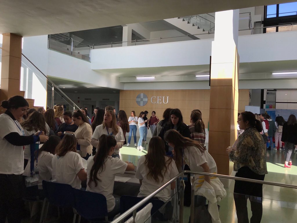 MaraLuisaMoren8's tweet photo. Finalizado el primer día del #CIPSevilla2019 #construyendofuturoCEAnd19  en #CEUAndalucía donde hoy se han construido puentes entre universidad,escuela y sociedad. Entre la práctica y lo académico, entre la formación inicial y continua. Todo ha sido aprendizaje #PRACTICA3B2018 https://t.co/md2gt4QqD8