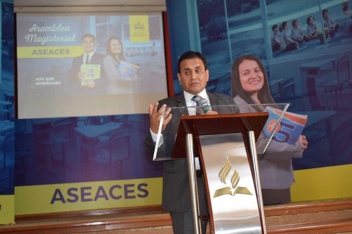 aseacesAPC's tweet photo. Mg. Abel Apaza presenta los resultados y avances de la Educación Adventista en la APC y los proyectos y desafíos para este año. #AsambleaMagisterial #ASEACES 2019.
#EducaciónAdventista #MásQueEnseñanza https://t.co/EkCs9z0bgi