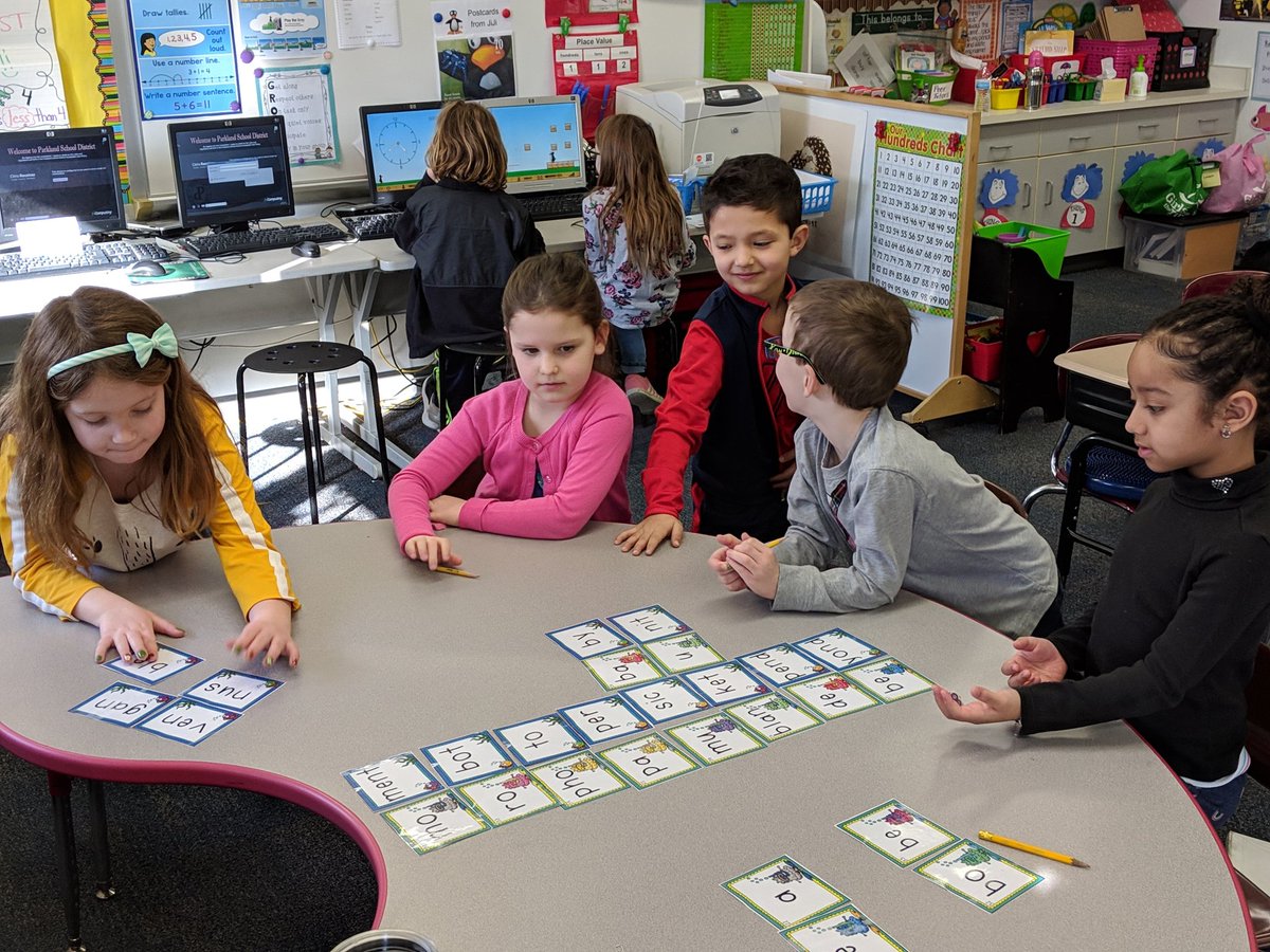 BransJessica's tweet photo. Playing an addition game during Math to practice our adding skills and a great game with open syllables during ELA. #gamesmakelearningfun https://t.co/SAbpkQBz13