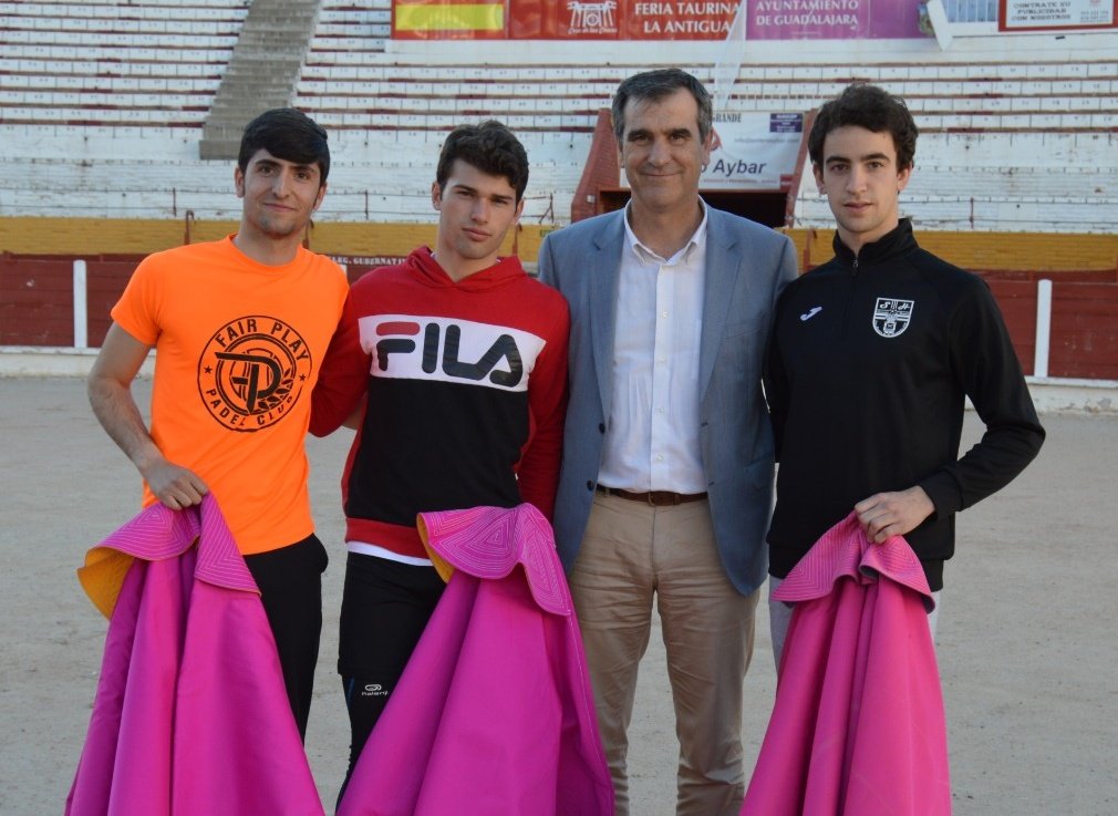 AntonioRomanJ's tweet photo. Mientras yo siga siendo Alcalde, la tauromaquia estará garantizada en #Guadalajara. Agradezco a la @etauguadalajara su apuesta por las tradiciones y por la fiesta nacional, y os animo a continuar. No dejéis que nadie os quite la ilusión ni os arrebate vuestros sueños. https://t.co/AsMvNLFLYJ