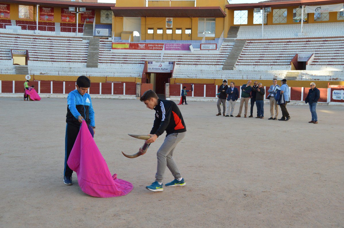 AntonioRomanJ's tweet photo. Mientras yo siga siendo Alcalde, la tauromaquia estará garantizada en #Guadalajara. Agradezco a la @etauguadalajara su apuesta por las tradiciones y por la fiesta nacional, y os animo a continuar. No dejéis que nadie os quite la ilusión ni os arrebate vuestros sueños. https://t.co/AsMvNLFLYJ
