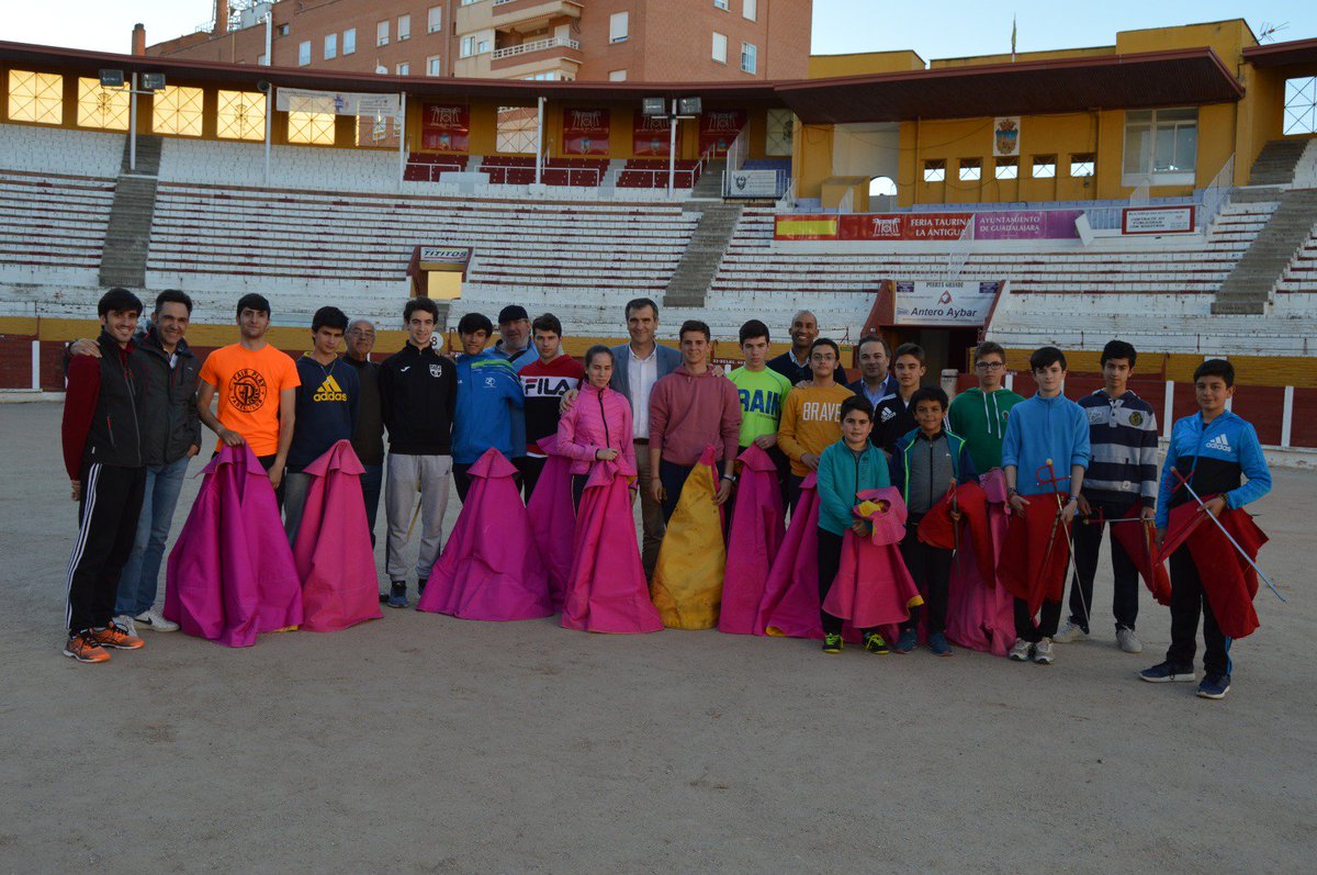 AntonioRomanJ's tweet photo. Mientras yo siga siendo Alcalde, la tauromaquia estará garantizada en #Guadalajara. Agradezco a la @etauguadalajara su apuesta por las tradiciones y por la fiesta nacional, y os animo a continuar. No dejéis que nadie os quite la ilusión ni os arrebate vuestros sueños. https://t.co/AsMvNLFLYJ