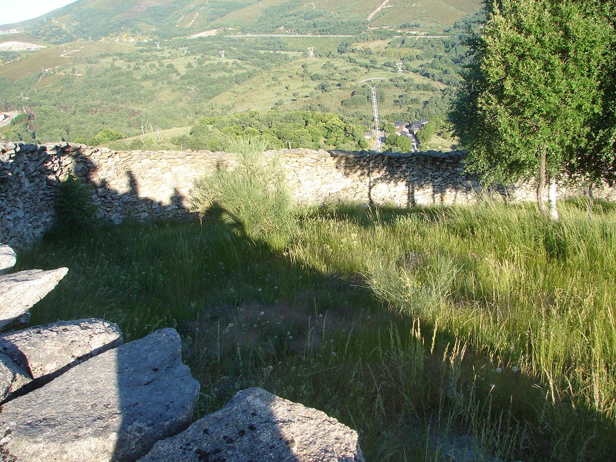 arquipopular's tweet photo. Corral de lobos. Lubián, Zamora. @Aytolubian El corral o cortello es un tipo de trampa, de carácter pasivo, propio de noroeste peninsular, usada hasta los años 50. Consiste en un recinto circular, de unos 30 m de diámetro, cerrado con muros de mampuesto > https://t.co/Zi6RJQinMG https://t.co/MubAklyPES