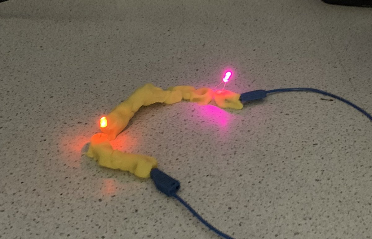 Mr_SharpUCC's tweet photo. Year 7 class Creating simple circuits with kinetic dough to light up LED bulbs π‘#science #cicuits #physics #teamscience https://t.co/nLSfqYUxl0