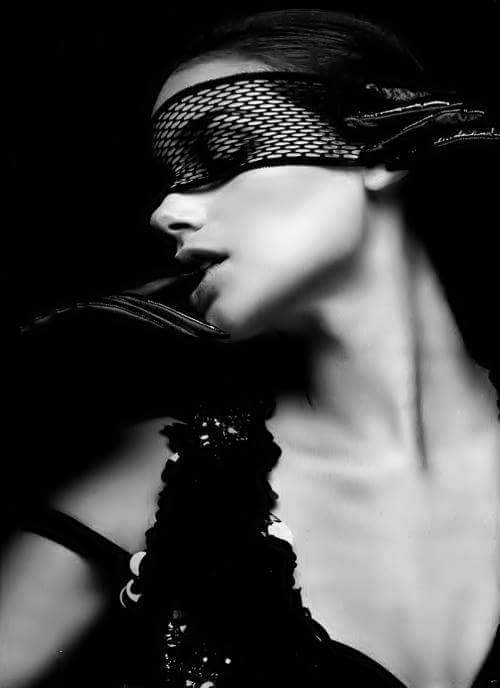 фото девушки с завязанными глазами. завязанные глаза у девушки. повязка на глаз. фотосессия с повязкой на глазах. фото девушки с завязанными глазами.