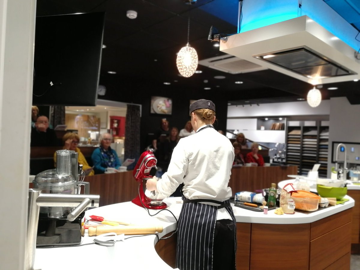 We were delighted to have Pastry Chef Queen Loren Coote back with us tonight, always a tasty sensation! 💕🍰🍪
#headpastrychef
#bake #pastry #cake #pudding #desserts #cook #recipes #home #chef #cookingdemonstration #cookingclass #christchurch #lymington #ringwood #dorset