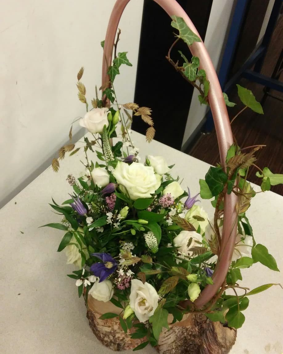 TheLilyPot_'s tweet photo. So proud of this piece. A table centrepiece for a wedding. All natural and homemade. #weddings #floristwedding #floralhoop #freshhoop #flowers #floristry #naturalwedding #rusticweding https://t.co/0zALHTsb0q https://t.co/t0c5gLvsbV