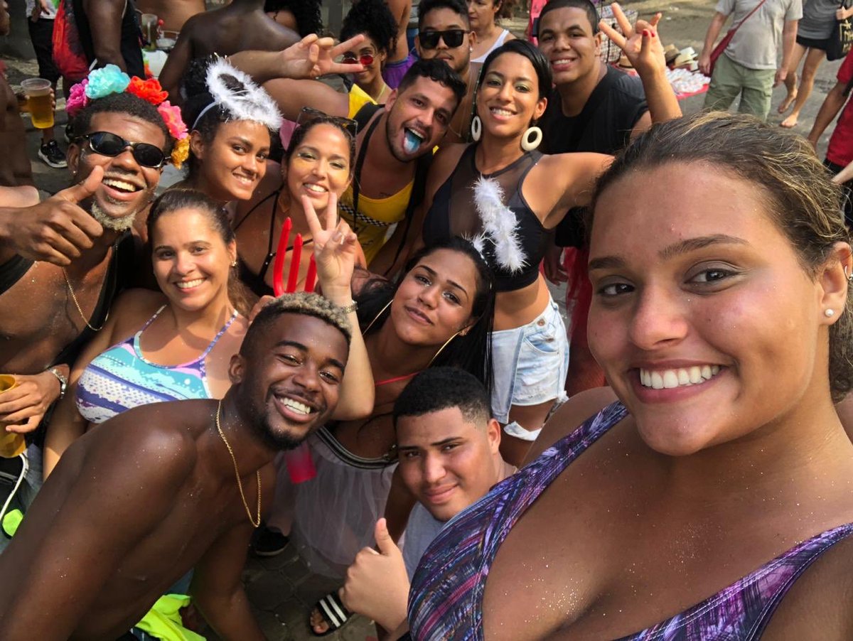 Ketleenplima's tweet photo. Quando falei que ia sossegar, meus amigos me chamaram para o bloco 😅🍻 #carnavrauuu #crazy #brindandoavida #fervudalud https://t.co/dwKZ7DdobR