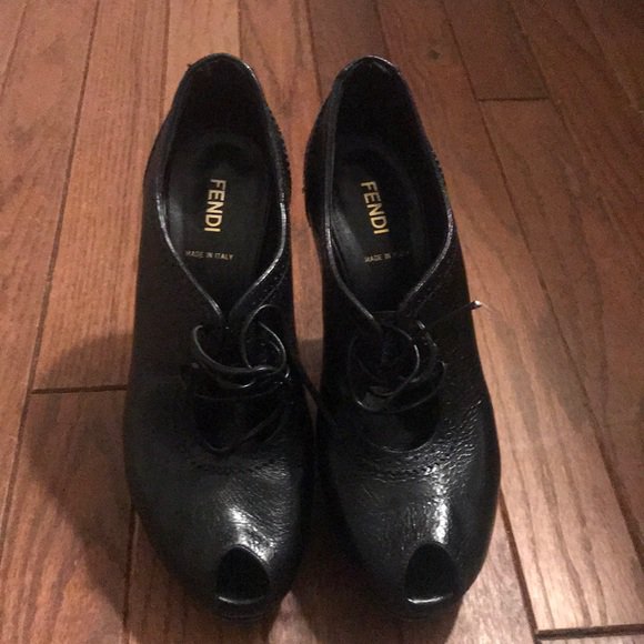 EasyTigerShop's tweet image. So good I had to share! Check out all the items I'm loving on @Poshmarkapp from @myclutterfix #poshmark #fashion #style #shopmycloset #fendi #gucci #burberry: posh.mk/KKt4X5TSYU