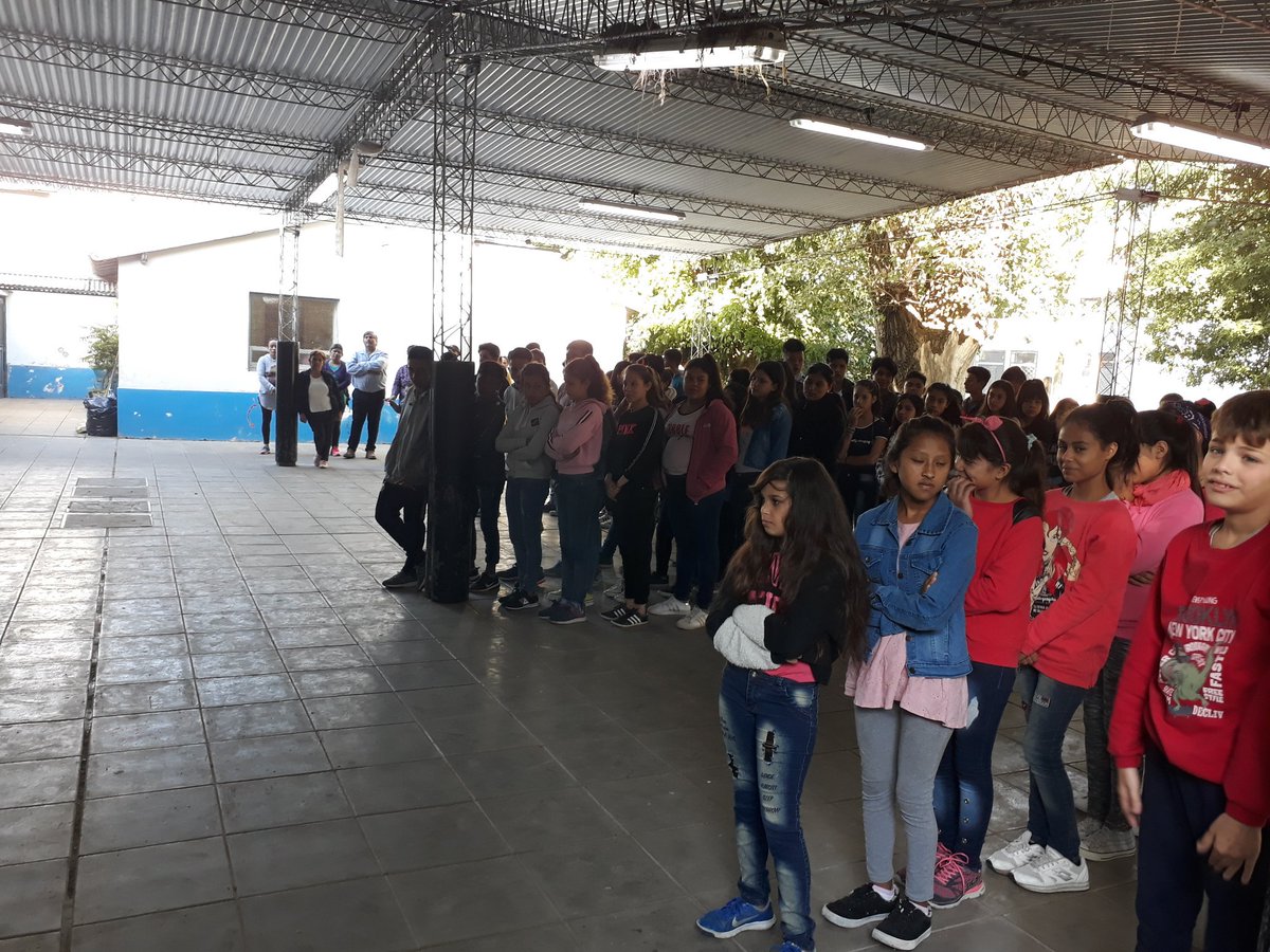 CartaRoxy's tweet photo. Comienzo de ciclo lectivo en la Escuela Secundaria 12 de Escobar. Familias; docentes y alumnos juntos por la educación. @PatriciaFroy @stellafornas https://t.co/KFLjbSrUgf