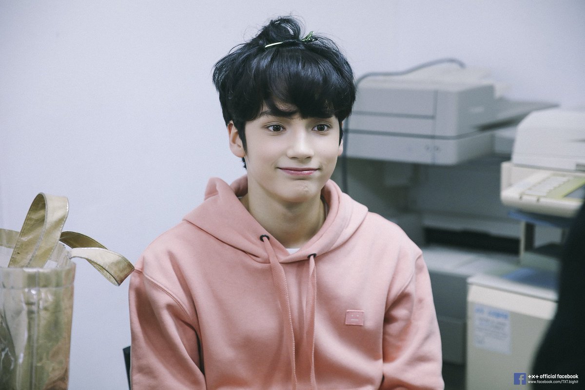 HuppleL's tweet photo. @TXT_bighit Cuando tu madre te peina ahrya https://t.co/dNkK4pQ63x