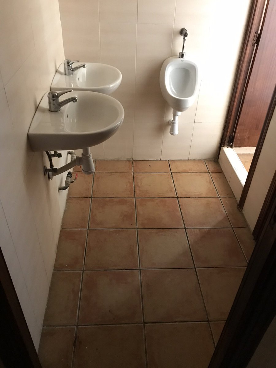 EmilianoSimkus's tweet photo. VALENCIA. Local REFORMADO. IDEAL INVERSOR 10% ANUAL. Zona Patraix. Es diáfano, cuenta con 85m2 totales, tiene 2 aseos, esta a pie de calle y tiene patio interno. Al lado de calle uruguay y carteros, trafico. Ideal inversor PRECIO €59.900. Más info y fotos por whatsapp 651027519. https://t.co/M9JsHDfsHZ