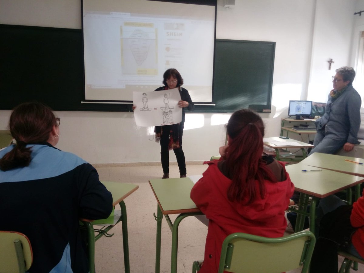 Red_SAFAJerez's tweet photo. Desmontamos mitos sobre el #feminismo de la mano de Mila y Juana, compañeras de @MareaVioleta Jerez. 

Muchas gracias por esta formación que nos ayuda a ser personas más #conscientes #competentes #compasivas #comprometidas https://t.co/6Iyvr3LEFT