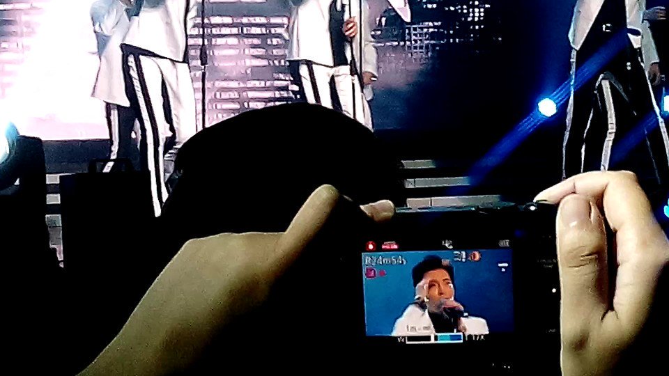 teukie_nickie's tweet photo. When someone captured me, capturing Oppa during #BestofBestPH2015 hahahaha https://t.co/niHVtl98tt
