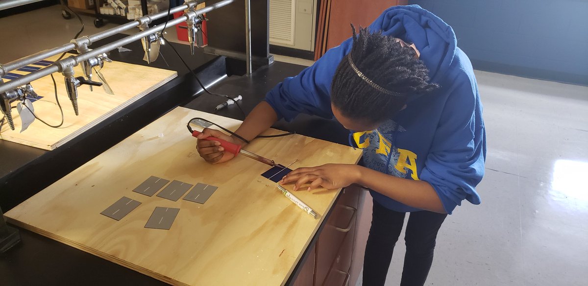 sasummer_99's tweet photo. How is this for Women's Empowerment!!! Future engineers!!!Young ladies building solar panels in Clean Energy Tech @wjkeenan @RichlandOne #swordsup https://t.co/hZdUlIdo7s