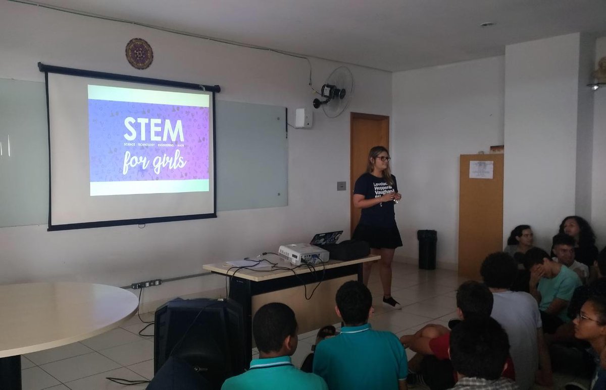 stem4girlsbr's tweet photo. Hoje teve muito STEM for Girls com a supergirl @angel_chris Christiane Borges Mestre em Engenharia Elétrica e da Computação e Professora no Instituto Federal de Goiás Campus Luziânia #DonasDaRua https://t.co/g3QZ0JwFjl
