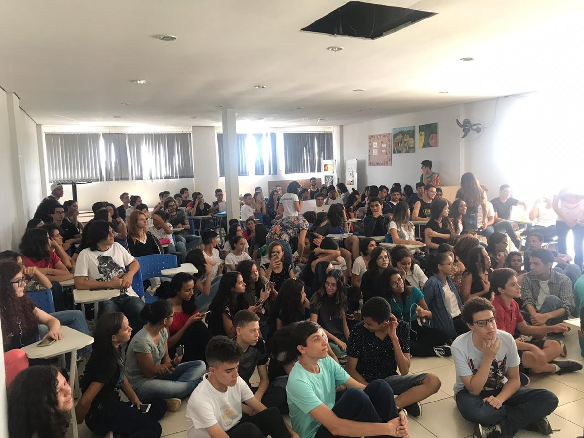 stem4girlsbr's tweet photo. Hoje teve muito STEM for Girls com a supergirl @angel_chris Christiane Borges Mestre em Engenharia Elétrica e da Computação e Professora no Instituto Federal de Goiás Campus Luziânia #DonasDaRua https://t.co/g3QZ0JwFjl