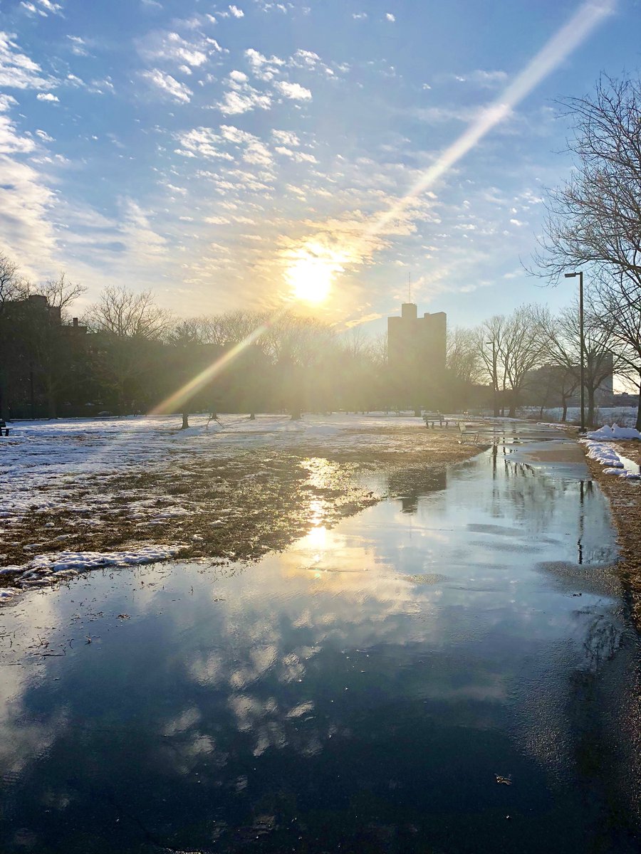 Emjay1028's tweet photo. Dang proud of this 6 Mile run. 👏🏻👏🏻👏🏻 I’ve been dragging forEVAH and *finally* feel like I’m getting my spark back! 🙌🏻 Hellooooo, later #sunsets & more daylight! ❤️ #ViewFromEveningRun #LongRunDay #Boston #Esplanade #BringInSpring #TimeToGoSnow https://t.co/HnVv0xybm7