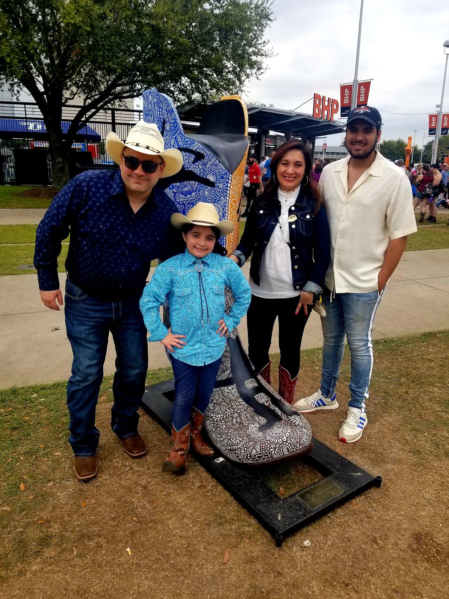 ShellyDLieder's tweet photo. It's a family thing!@RODEOHOUSTON https://t.co/1xjMTTkVCo