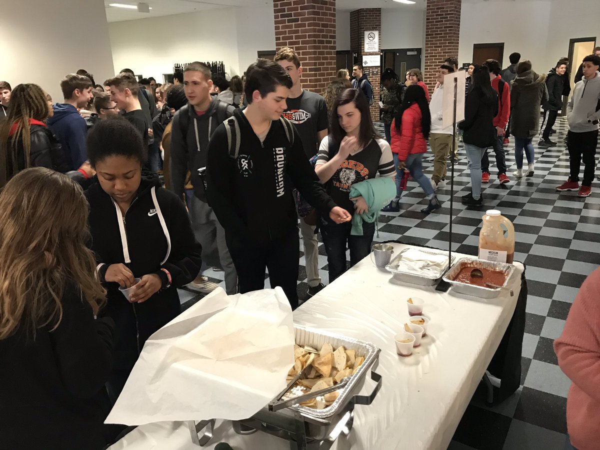 senoritapacheco's tweet photo. More great pictures to capture today’s exciting “International Food Day” program! #FLW2019 #steppingoutoftheircomfortzone #interdisciplinarycollaborations https://t.co/WF9xtKeiAS