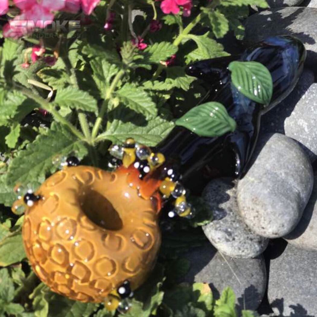 SmokeUnderGlass's tweet photo. Bee happy! Monday’s almost over. Time to relax and taste the sweet nectar of your tasty herb. 🐝 #mondaymotivation #anotherdayanotherpipe  
✌🏽💚😙💨 #empire #glass #empireglassworks #glasspipes #pipes #twosizes #smoke #herb #springtime #beehive #honeylove https://t.co/TdmdEFqGTB https://t.co/XKZk5vXxNO
