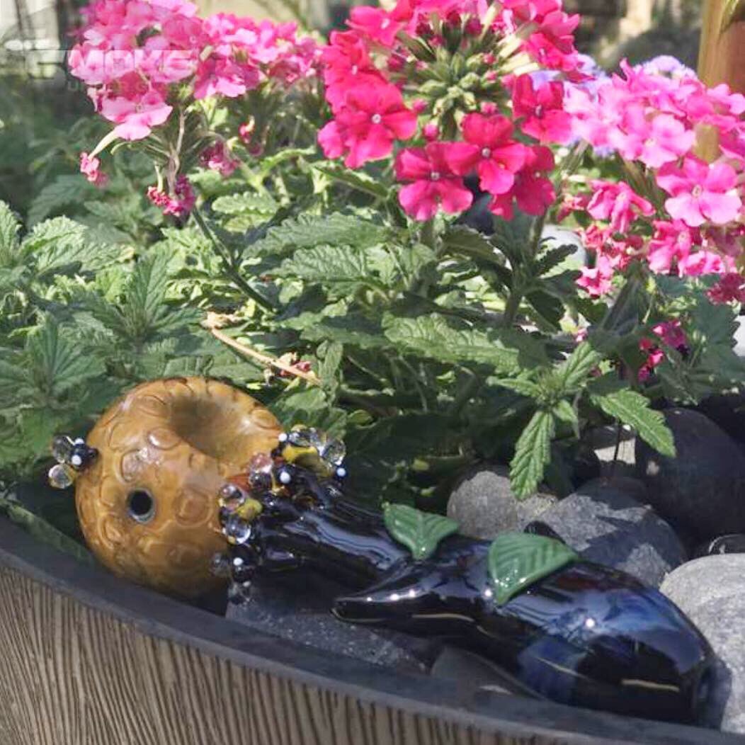 Bee happy! Monday’s almost over. Time to relax and taste the sweet nectar of your tasty herb. 🐝 #mondaymotivation #anotherdayanotherpipe  
✌🏽💚😙💨 #empire #glass #empireglassworks #glasspipes #pipes #twosizes #smoke #herb #springtime #beehive #honeylove smokeunderglass.com/products/empir…