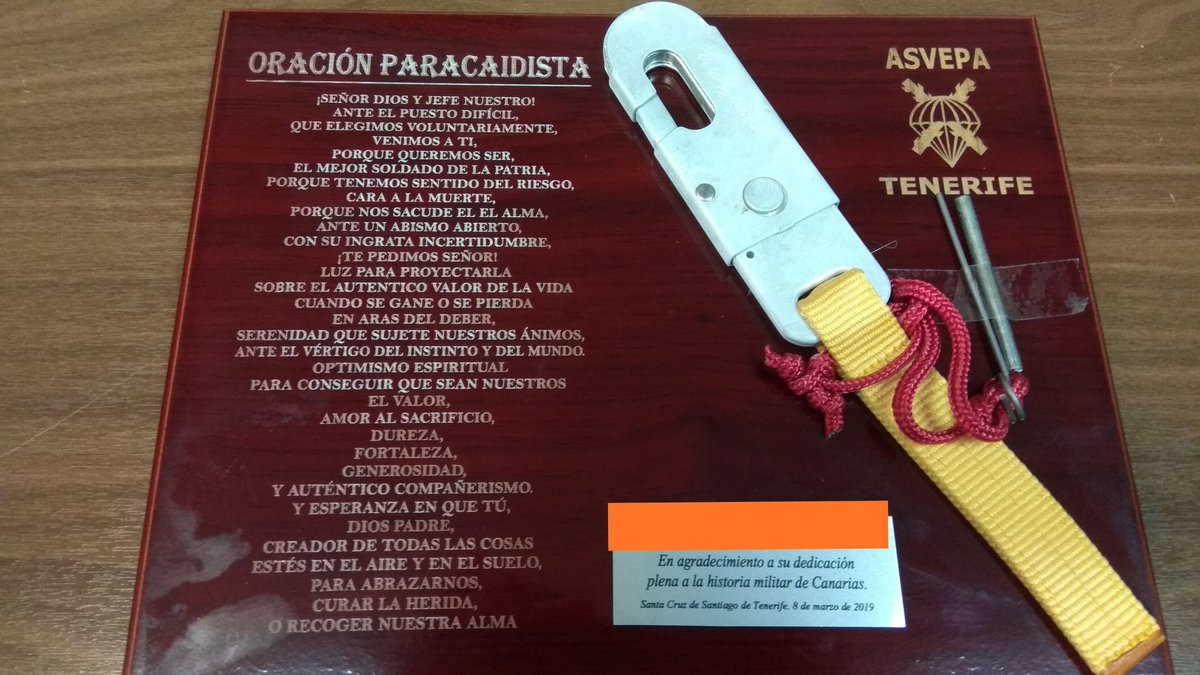 Ventuy's tweet photo. Gracias #FENASPVE y #ASVEPA Tenerife por la entrega de esta placa y sobretodo por la #boinanegra #paracaidista, es un gran honor haberlo recibido en este acto tan importante: Acto homenaje al curso 2 de paracaidismo del Ejército de Tierra. @IHyCM_ET https://t.co/CEdiQ3NtP6