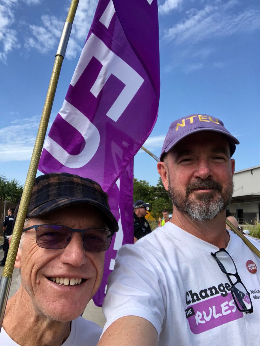 On the picket line at Chemist Warehouse with Lachlan And ⁦@NatUnionWorkers⁩. Contractors drive down wages and conditions. Unions protect workers and their livelihoods! #solidarity