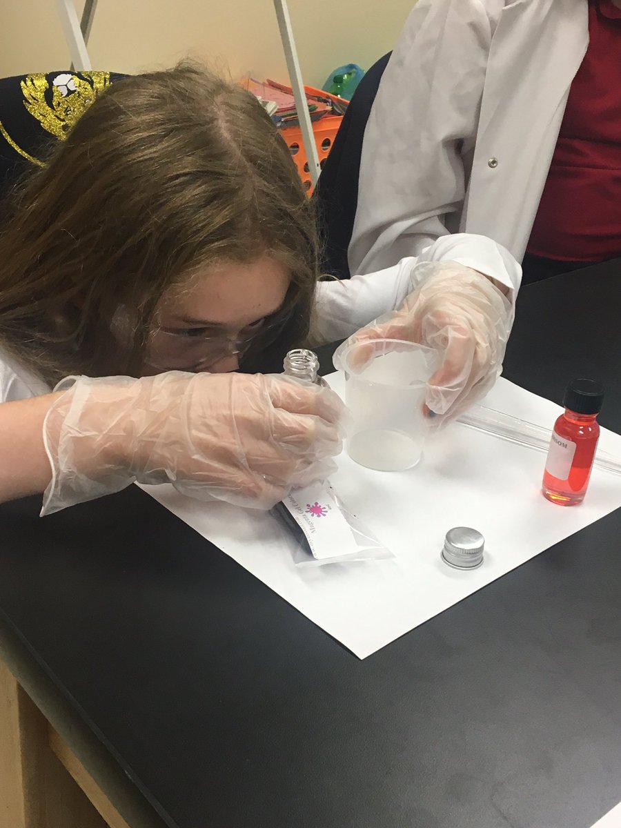 StepNoodles's tweet image. GPS chemistry of make up club @LangtreeCharter week 1, making bubble bath and developing our own concentration of color and scents
#womeninSTEM #sciencelabRULES #STEMlearning