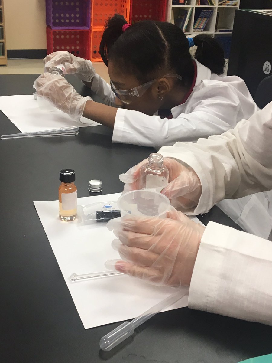 StepNoodles's tweet image. GPS chemistry of make up club @LangtreeCharter week 1, making bubble bath and developing our own concentration of color and scents
#womeninSTEM #sciencelabRULES #STEMlearning