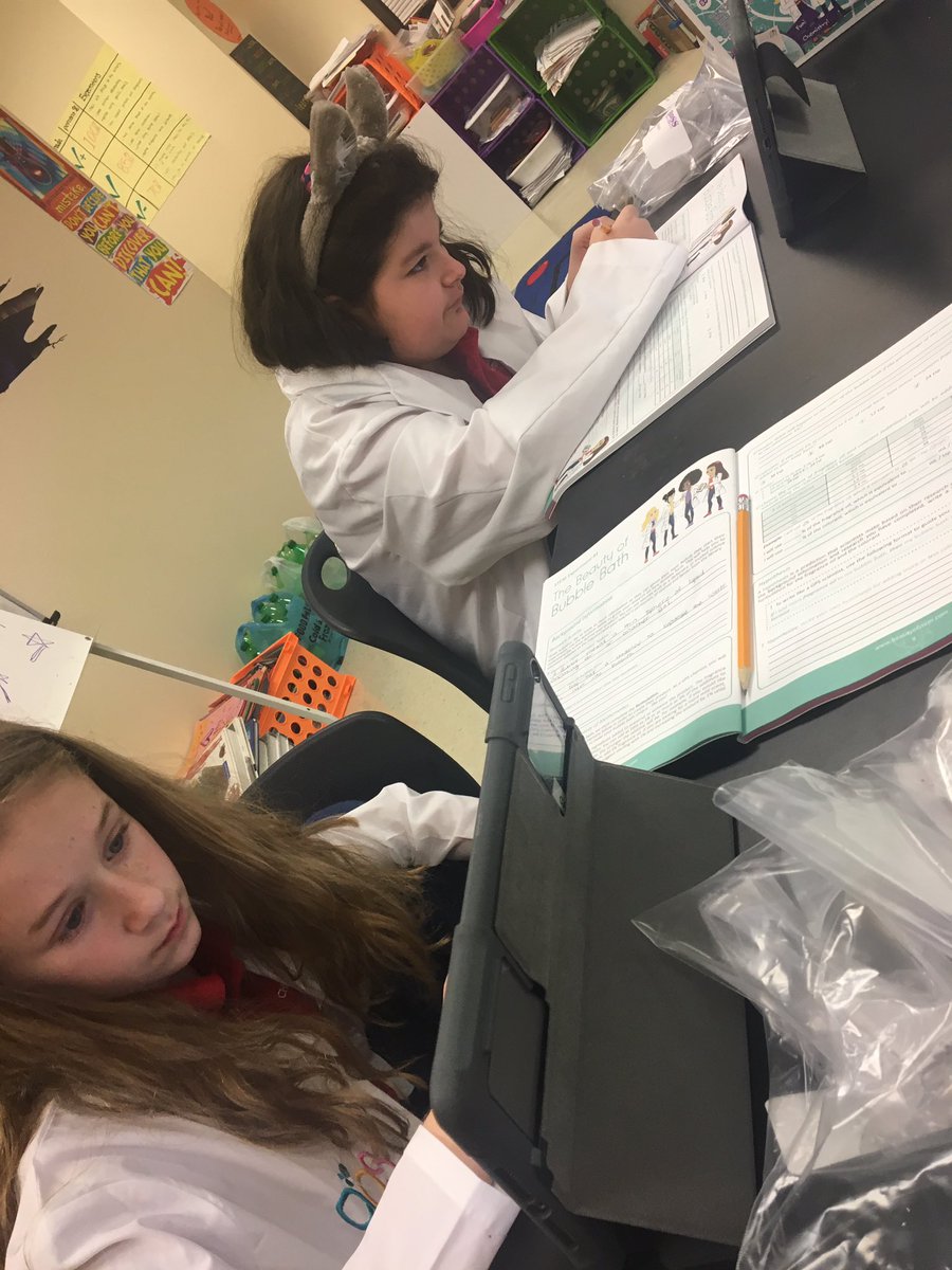 StepNoodles's tweet image. GPS chemistry of make up club @LangtreeCharter week 1, making bubble bath and developing our own concentration of color and scents
#womeninSTEM #sciencelabRULES #STEMlearning