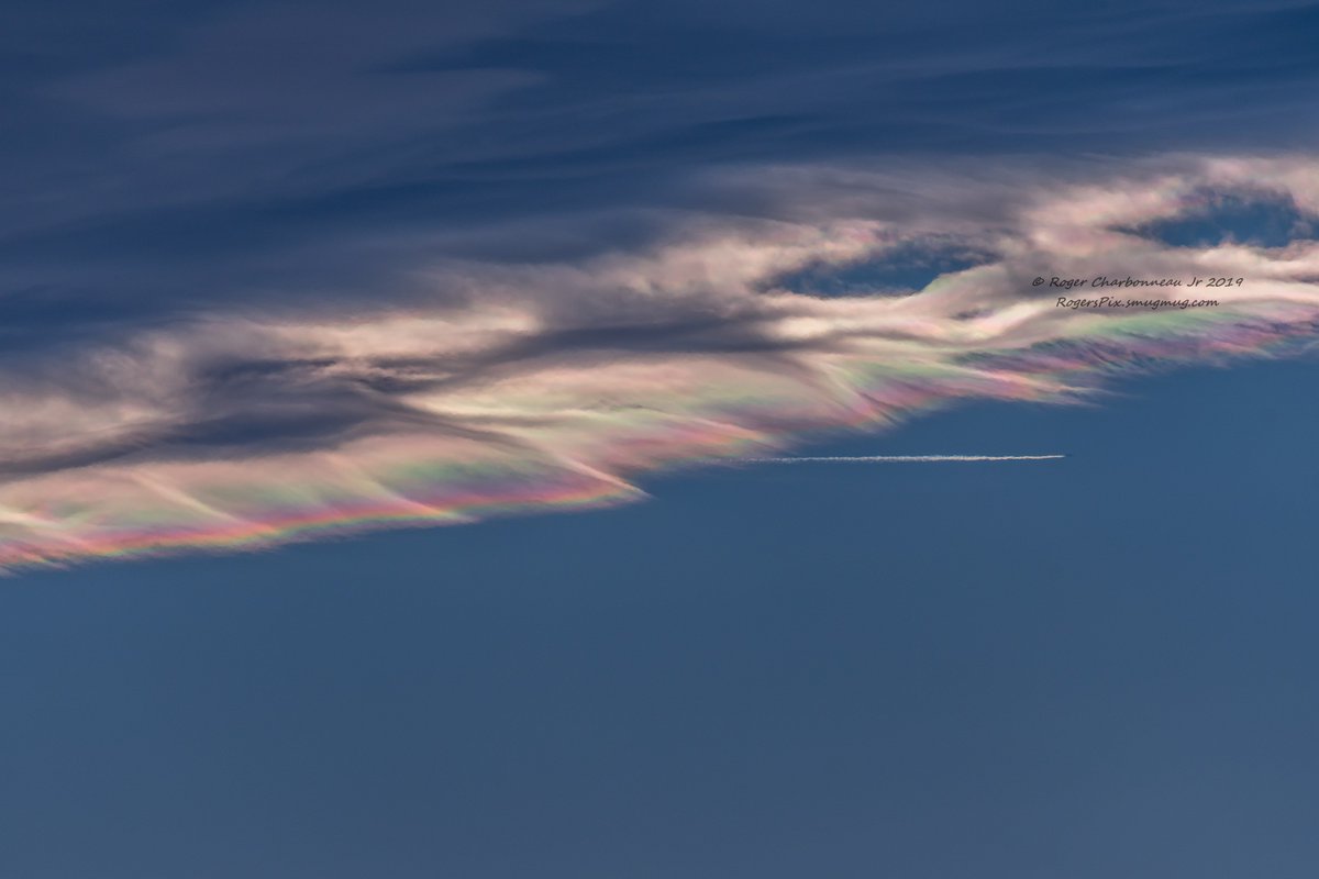 RogersPix88's tweet photo. I believe it's called an iridescent cloud but I'll defer to the experts to be sure.  (I know what the jet contrail is 🤣✈️) @RachelFrank_CT @gilsimmons @DanAmarante @Eweather13 
#funkycloud #iridescent #clintonct #clouds #rainbow #nikonphotography https://t.co/uZdnsXOOcj