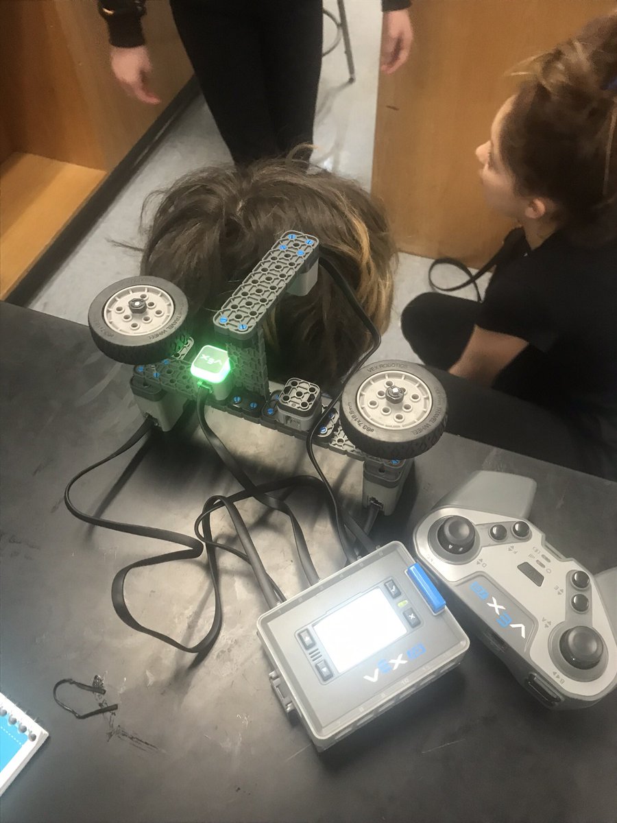 p_eoliveira79's tweet image. But will it detect our hair color @PLTWorg these @WestCrawfordEle ss couldn’t find enough items to use under the color sensor #theycrackmeup #kidscan #colorsensor #VEX